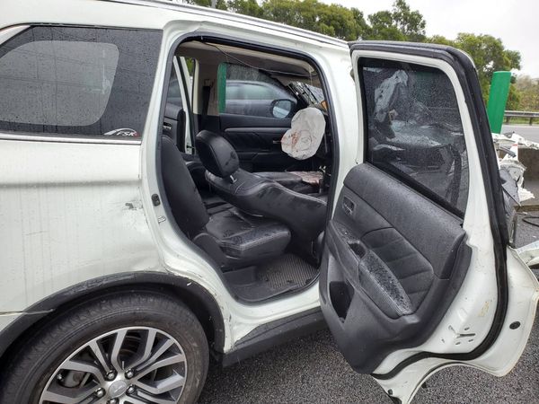 ▲▼國三南下中午發生重大車禍,一輛自小客連撞2輛車後,引擎被削去大半,一名女乘客顱內出血不治。(圖/民眾提供)