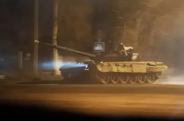 ▲▼路透社直擊,俄軍坦克、軍車連夜進入頓內次克(Donetsk)。(圖/路透)