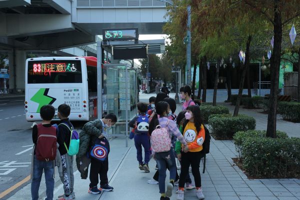 中市交通局建置候車亭服務燈(圖/台中市政府交通局提供)