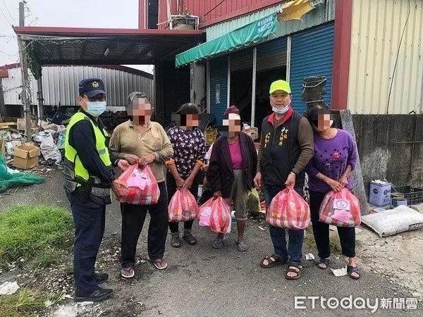 ▲枋寮警分局加祿派出所分送物質給轄內弱勢家庭 。(圖/記者陳崑福翻攝,下同)