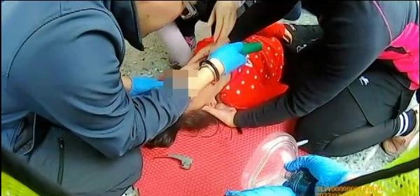 ▲▼台中1名5歲女童在幼兒園吃飯,被飯菜梗塞昏迷無呼吸,救護員在黃金的4至6分鐘內抵達,順利從鬼門關前救回。(圖/消防局提供)