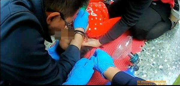 ▲▼台中1名5歲女童在幼兒園吃飯,被飯菜梗塞昏迷無呼吸,救護員在黃金的4至6分鐘內抵達,順利從鬼門關前救回。(圖/消防局提供)