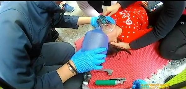 ▲▼台中1名5歲女童在幼兒園吃飯,被飯菜梗塞昏迷無呼吸,救護員在黃金的4至6分鐘內抵達,順利從鬼門關前救回。(圖/消防局提供)