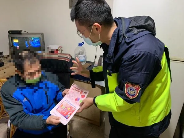 ▲新竹市消防局向低收家戶民眾宣導CO的危險性,並協助申辦補助。(圖/新竹市政府提供)