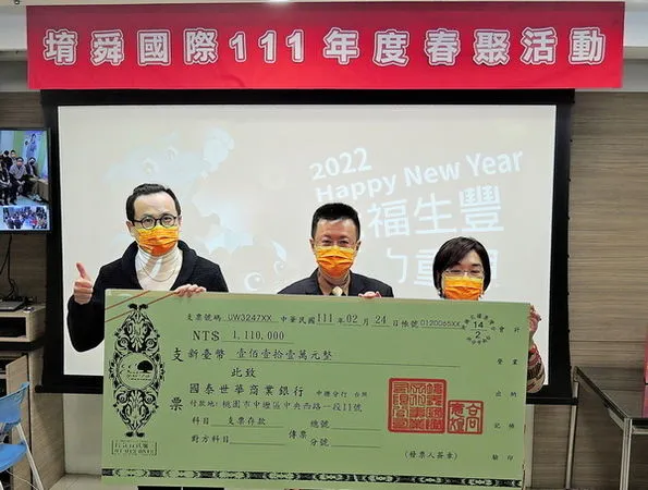 ▲堉舜捐款助桃園家扶弱勢孩童就學。