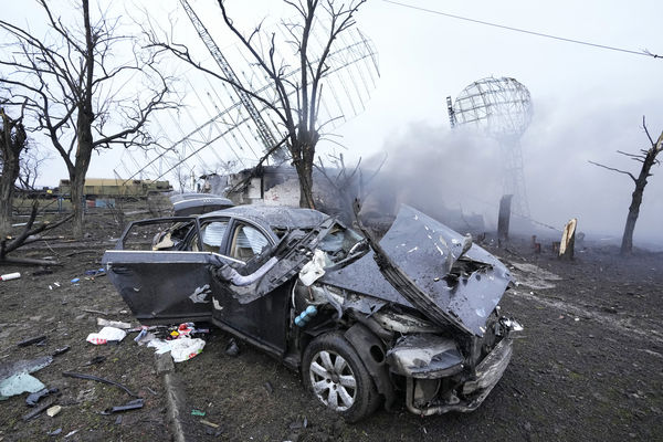 烏克蘭馬里烏波爾（Mariupol）的軍事設施受到攻擊，造成雷達等設備受損。（圖／達志影像／美聯社）