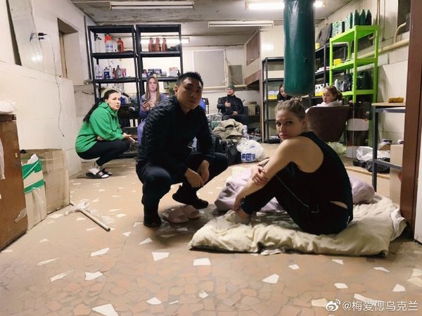 ▲▼梅愛偲躲空襲和妻兒藏地下室。(圖/翻攝自微博/梅愛偲)