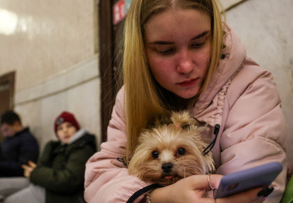▲▼烏克蘭人抱著寵物逃離家園。（圖／路透社）