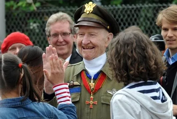 ▲▼空投糖果給孩子!冷戰飛官「天空落下的不該是飛彈」101歲辭世。(圖/翻攝Gail Halvorsen臉書)