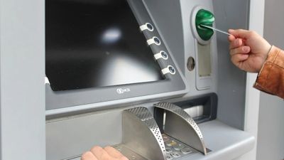 男網友插卡ATM「見5字紙條」　被吃卡再細看崩潰：逗點太小了吧