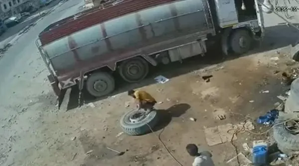 ▲▼葉門一名卡車司機被爆炸的輪胎「炸飛上天」。(圖/翻攝自推特/@G0DDAMNITJEREMY)