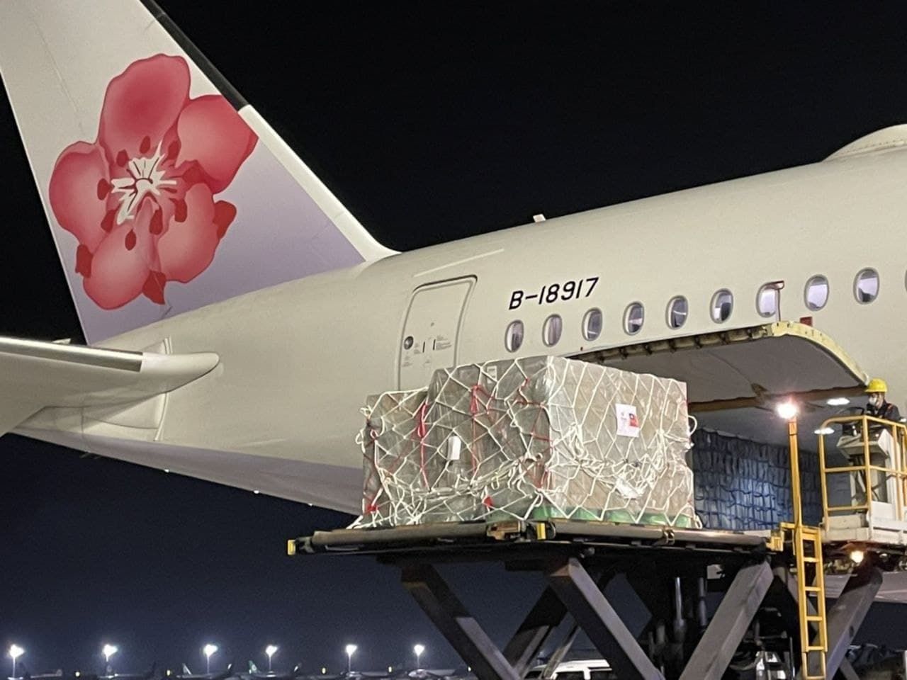 ▲台灣捐27噸醫療物資援烏克蘭　華航班機昨晚啟飛 。（圖／外交部提供） 