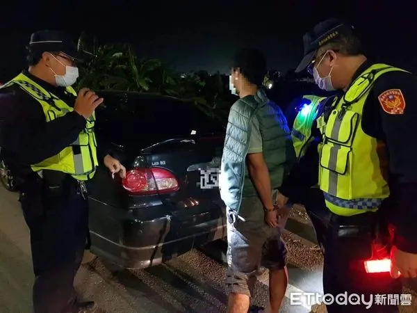 ▲台南市學甲分局取締酒駕時,查獲謝姓男子持有安非他命毒品。(圖/記者林悅翻攝,下同)
