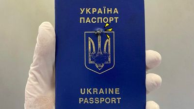 砲彈碎片飛來　烏克蘭16歲男孩因「一本護照」保住性命