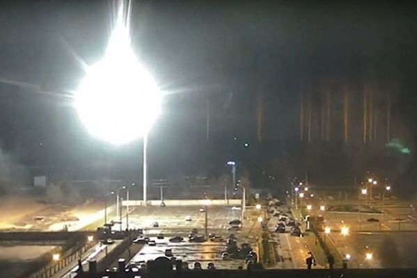 ▲烏克蘭札波羅熱核電廠遭砲擊。（圖／翻攝推特）