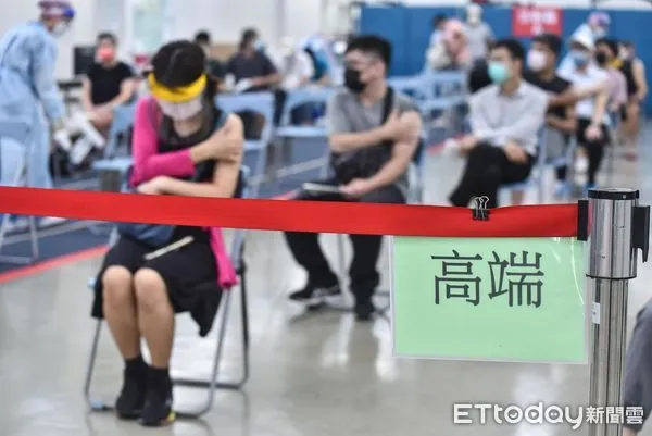 ▲▼高端疫苗,追加劑,台北田徑場疫苗注射站,疫苗接種,施打疫苗,COVID-19疫苗,新冠肺炎,武漢肺炎,接種疫苗,副作用,不良反應,群體免疫,法定傳染病,醫護人員,防護衣,國產疫苗,接種率,防疫,疫情,緩打潮,EUA緊急授權,免疫橋接,中和抗體,保護效力,次蛋白疫苗。(圖/記者李毓康攝)