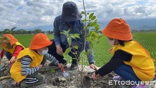 ▲台東縣關山鎮立幼兒園的小朋友來種樹。(圖/記者楊漢聲翻攝)