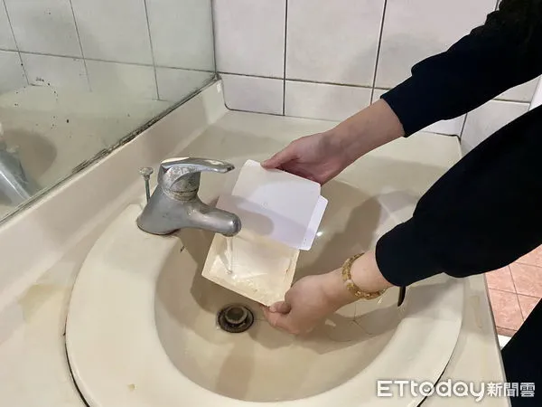 ▲食用完畢的紙類容器,清洗乾淨並瀝乾壓扁。(圖/記者楊漢聲翻攝)