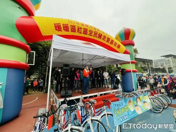 ▲運動i臺灣2.0計畫全新登場 基隆暖暖區健走領頭出發。(圖/記者郭世賢翻攝)