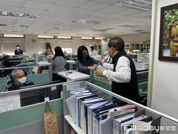 ▲台南市消防局長李明峯,為感謝女性員工長年的辛勞,在婦女節前夕,親自分送台南六甲「火鶴花」給女性員工。(圖/記者林悅翻攝,下同)