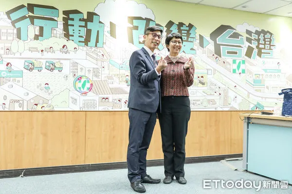 ▲民進黨立委鍾佳濱偕妻子楊茹憶登記屏東縣長黨內初選。(圖/記者林敬旻攝)