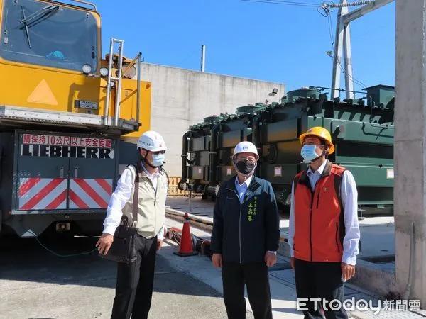 ▲台南市勞工局與勞動部職安署南區職業安全衛生中心,8日由勞工局局長王鑫基率領,針對台南市部分台電作業場所進行檢視,相關缺失計裁罰25萬元。(圖/記者林悅翻攝,下同)