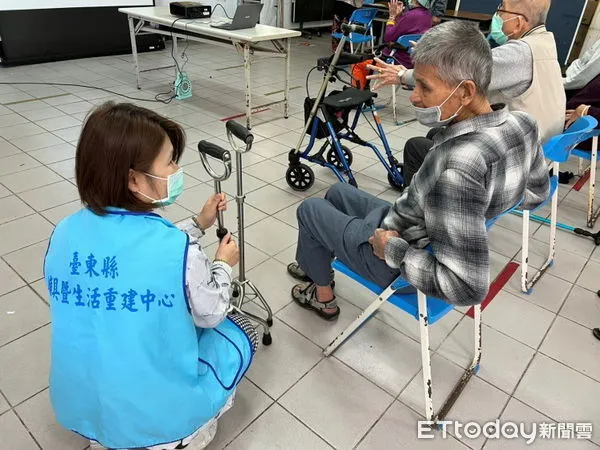 ▲輔具中心提供媒合、檢核服務,治療師悉心為長輩解說四腳柺使用。(圖/記者楊漢聲翻攝)