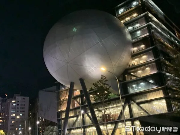 ▲▼北藝中心試營運「球劇場」首度開演!媽祖、土地公進VIP包廂看戲。(圖/記者林育綾攝)