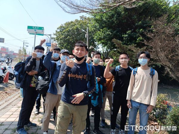 ▲軍方在中部教召14人同梯報到。（圖／記者唐詠絮攝）