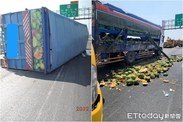▲▼高雄國道10號大貨車翻覆,小玉西瓜掉滿地。(圖/記者吳世龍翻攝)