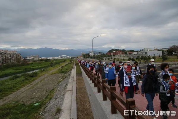 ▲台東縣長饒慶鈴邀逾200位周邊里民河堤步道健行。(圖/記者楊漢聲翻攝)