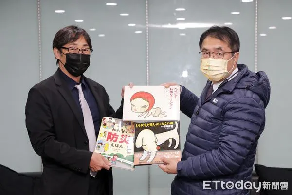▲黃偉哲市長日前接受台南市日本人協會捐贈50本防災相關日文繪本,並藉此紀念台南跟日本因地震災害串起相互援助與關懷的情誼。(圖/記者林悅翻攝,下同)