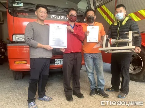 ▲全台首創水帶清洗捲收機,南消二大隊取得專利及發明證書,目前車上式自動水帶清洗捲收機已著手研製,不久將來即將問世,請拭目以待。(圖/記者林悅翻攝,下同)