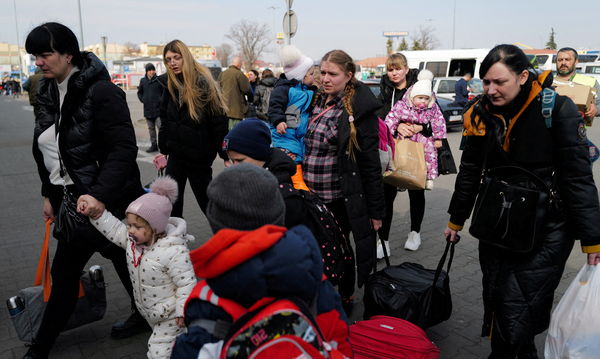 ▲▼烏克蘭難民進入波蘭邊境。（圖／路透）