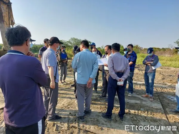 ▲台南市政府農業局等相關單位查獲農地遭違法回填土石方,來源為台鐵東移地下化工程土方,市長黃偉哲指示依法嚴懲,裁罰24萬元。(圖/記者林悅翻攝,下同)