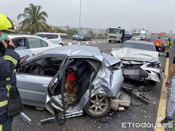 ▲▼國道1號180.5k連環車禍。(圖/記者鄧木卿翻攝)