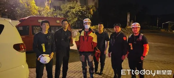 ▲派出所與消防隊組成6人搜救隊攜帶裝備上山搜尋。(圖/吉安分局提供,下同)