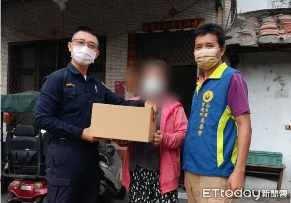 ▲潮州警分局泗洲派出所所長賀修俊會同山水湖慈善基金會將生活物質交付林婦 。(圖/記者陳崑福翻攝)
