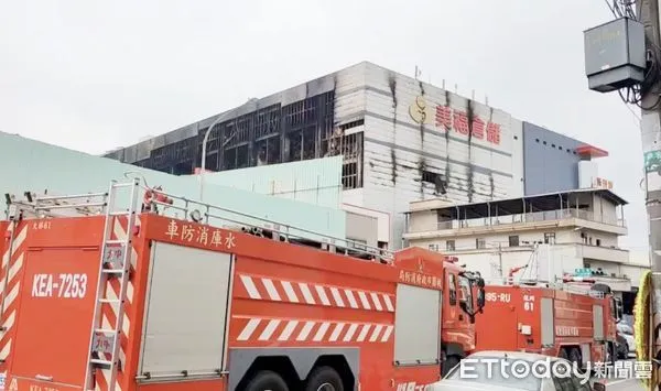 ▲桃園市蘆竹區美福倉儲18日晚間復燃,消防局出動大批車輛與人員灌救,凌晨零時許被撲滅,現場仍有人車駐守警戒。(圖/記者沈繼昌翻攝)