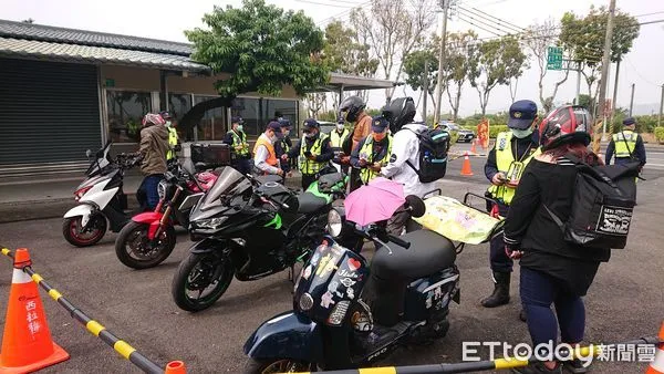 ▲市警玉井分局再度會同市警交通大隊及麻豆監理站聯手出擊,在台3線楠西段370公里處執行「警監聯合稽查」,針對改裝車輛強力告發或通知召回檢驗,共取締15件依法開罰。(圖/記者林悅翻攝,下同)