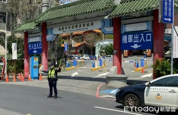 ▲桃園警方因應清明連假掃墓進行交通疏導。(圖/桃園警分局提供)