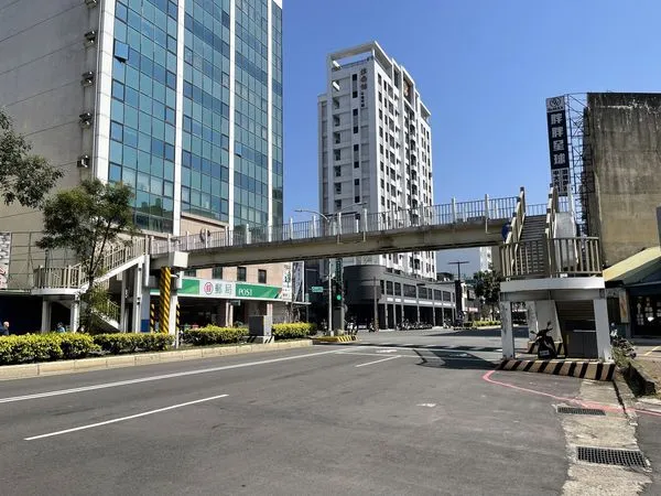 ▲水田人行天橋位於經國路、水田街口。(圖/新竹市政府提供)