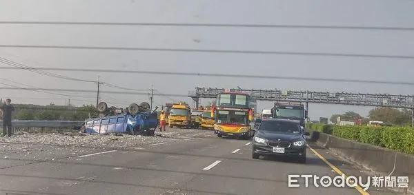 ▲▼國道中山高水上段貨車翻覆,交通一度車堵回流 。(圖/記者翁伊森翻攝)