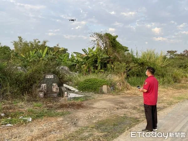 記者林悅/台南報導清明掃墓期間,許多人會在林野墓地燃燒冥紙、雜草及燃放鞭炮,進而造成火災,為了強化清明期間火災預防及搶救的能力,台南市消防局第四大隊規劃許多防火防災宣導及搶救作為,包含無人機宣導、媒體宣導、戶外公墓警戒及墓地搶救演練等項目。其中值得一提的是,四大隊這次將利用無人機巡邏公墓監控,可以及早發現火災,快速撲滅火災,避免延燒擴大。為防範於未燃,第四大隊針對轄區公墓執行清明節警戒暨宣導勤務,以消防車、機車巡邏及定點警戒方式實施,結合義消、婦宣姊妹至轄區易發生公墓火警處,宣