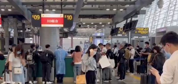 ▲廣州白雲機場旅客退票。（圖／翻攝N視頻）