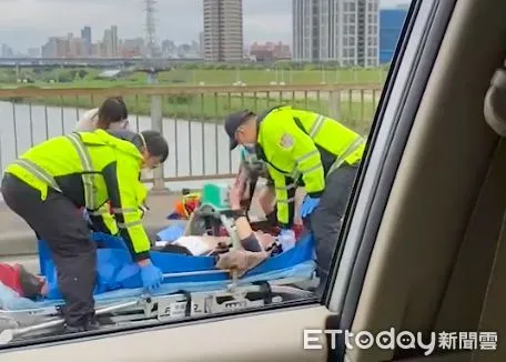 ▲▼一名50多歲騎士在重陽橋上自摔,當場失去生命跡象 。(圖/記者游宗樺翻攝)