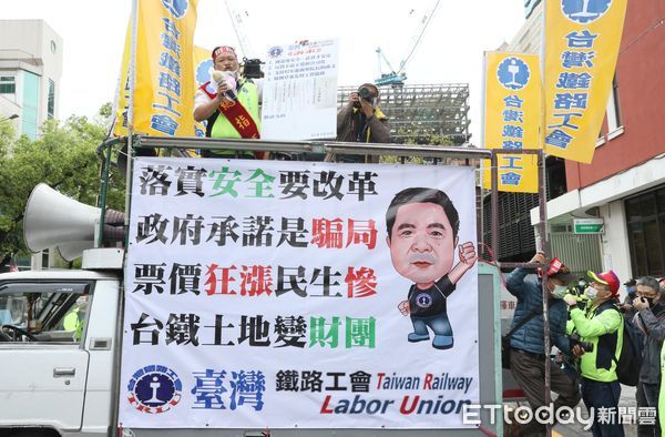 ▲▼立法院 台灣鐵路工會不滿公司化倉促,是假改革,上街陳情抗議。(圖/記者屠惠剛攝)