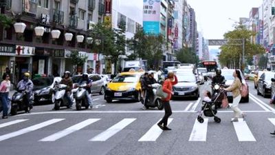 車輛優先，不是行人優先！台灣交通亂象獲日本認證　網友狂搖頭：沒救了