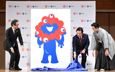 2025大阪世博會吉祥物揭曉！紅藍色奇異圓環造型　網不買單：小孩會哭