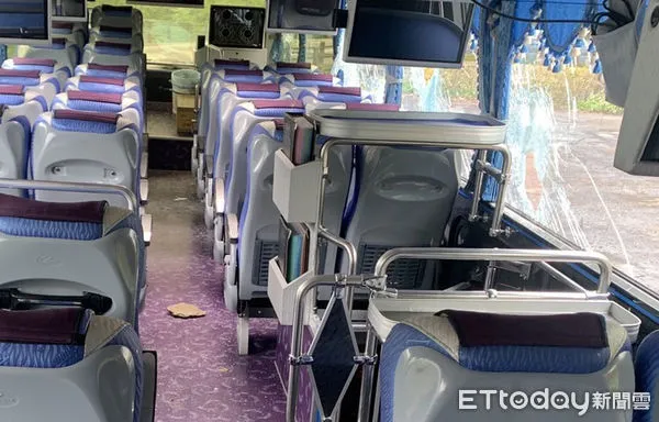 ▲台中市梧棲區公所志工1車31人前往泰安鄉泡湯,中途遊覽車被落石砸中,1名婦人臉被割傷送醫。(圖/記者黃孟珍翻攝)